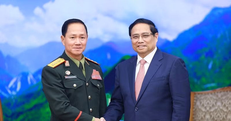 Prime Minister Pham Minh Chinh (R) receives Lao Defence Minister Sen. Lieut. Gen. Khamliang Outhakaysone in Hanoi on December 18. (Photo: VNA) 