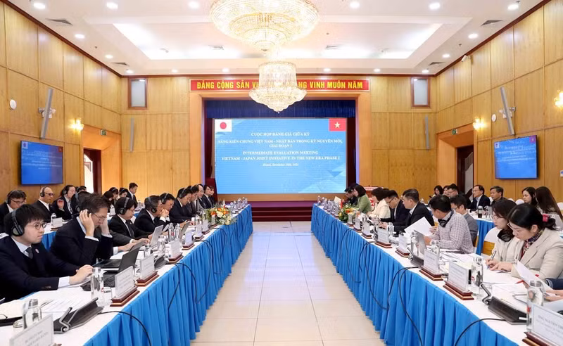 The mid-term review meeting on the first phase of the Vietnam - Japan Joint Initiative in the new era takes place in Hanoi. (Photo: Ministry of Planning and Investment) 