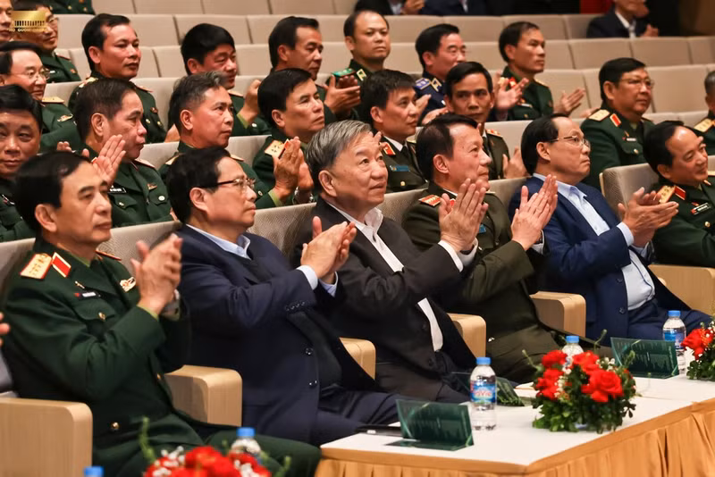 Party General Secretary To Lam (third from left) and Prime Minister Pham Minh Chinh attend the art programme (Photo: VNA)