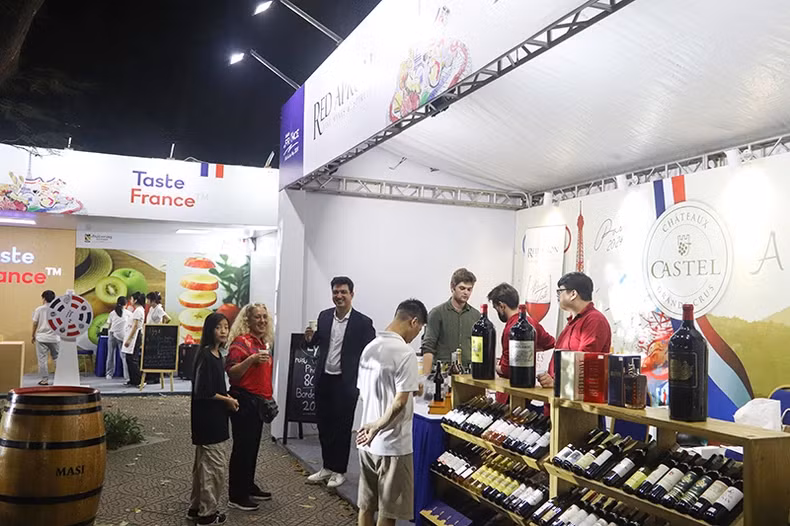 France’s culinary booths attract a large number of visitors. (Photo: Minh Phuong)