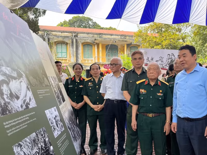 Visitors to the exhibition (Photo: NDO)