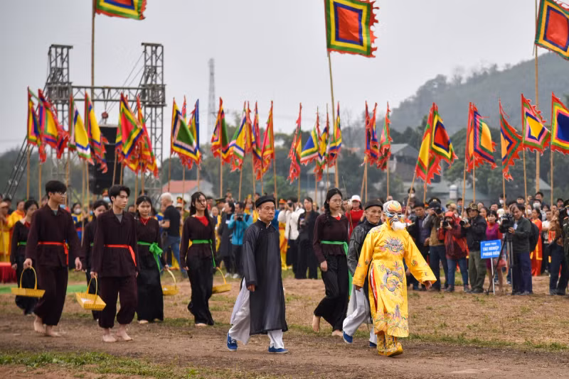 After that, an old man with a noble and respectful demeanor, good health and experience in ploughing fields, who is also a member of a cultured family, was chosen to perform rituals paying homage to King Le Dai Hanh.