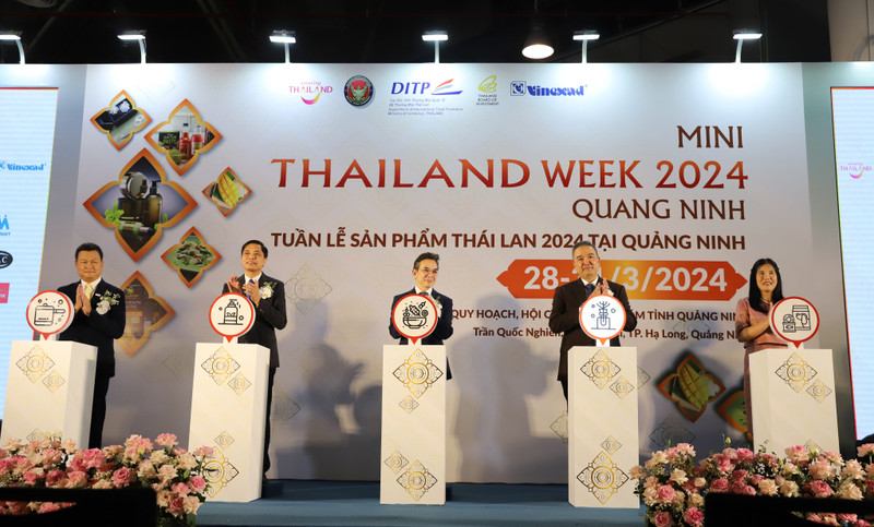 The delegates press the buttons to open the event. (Photo: baoquangninh.vn)