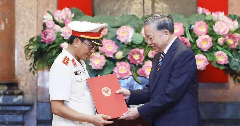 Party General Secretary and President To Lam (right) hands over the decision to appoint Ho Duc Anh as Deputy Prosecutor General of the Supreme People’s Procuracy on September 16. (Photo: VNA)