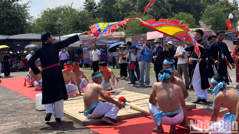 Artisans reproduce the tug-of-war ritual and game of Huu Chap Village — A Representative Intangible Cultural Heritage of Humanity.