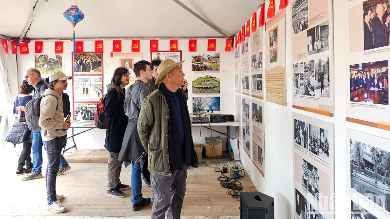 International friends were impressed with the valuable images and documents about President Ho Chi Minh and the special supplement of Nhan Dan Newspaper on May 7, 2024, which featured a panoramic painting of the Dien Bien Phu Campaign.