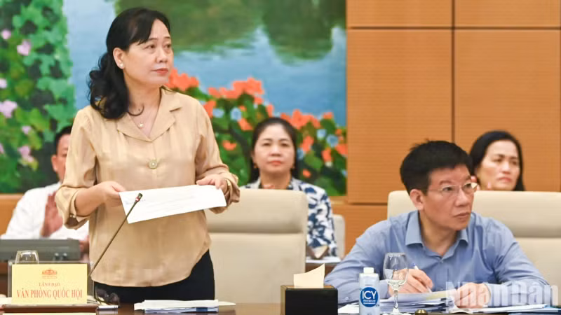 Deputy Secretary-General of the NA and Vice Chairwoman of its Office Nguyen Thi Thuy Ngan gives a report.