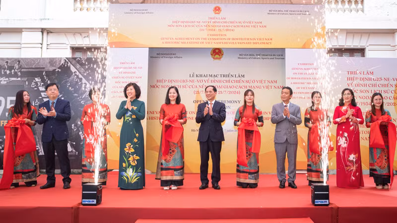 Minister of Foreign Affairs Bui Thanh Son (C) and other delegates cut the ribbon to open the exhibition. (Photo: NDO)