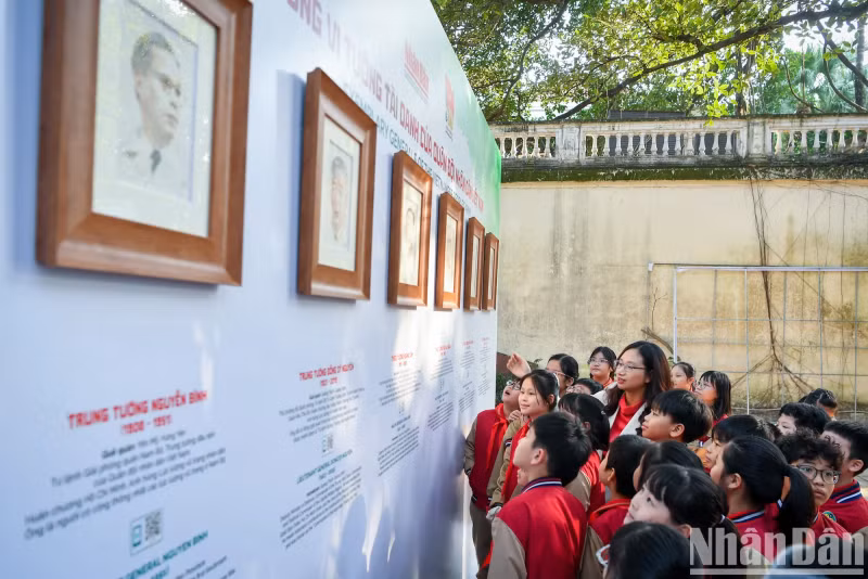 Students from Trang An High-Quality Primary School visit the exhibition. Students from Trang An High-Quality Primary School visit the exhibition.