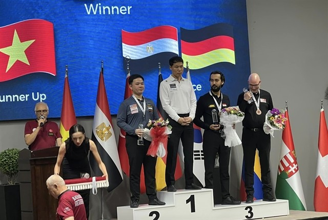 Bao Phương Vinh (standing on the left on the podium) celebrates winning the runner-up place of the Ankara World Cup three-cushion event in Turkey on June 15. ( Photo: nld.com.vn) 