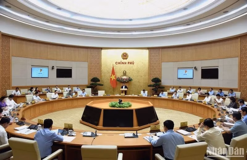 Prime Minister Pham Minh Chinh chairs the Government's regular meeting. (Photo: NDO)