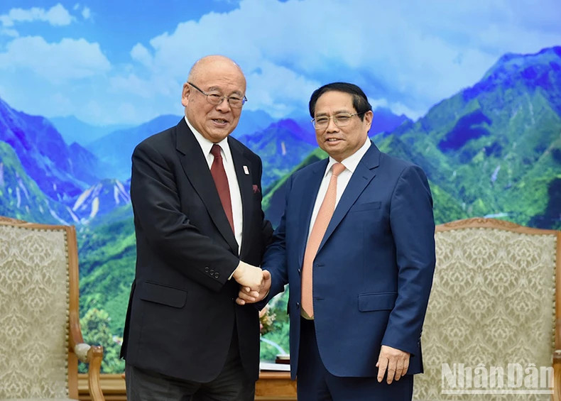 PM Pham Minh Chinh (R) and Special Advisor to the Japan-Vietnam Parliamentary Friendship Alliance Takebe Tsutomu. (Photo: NDO) 