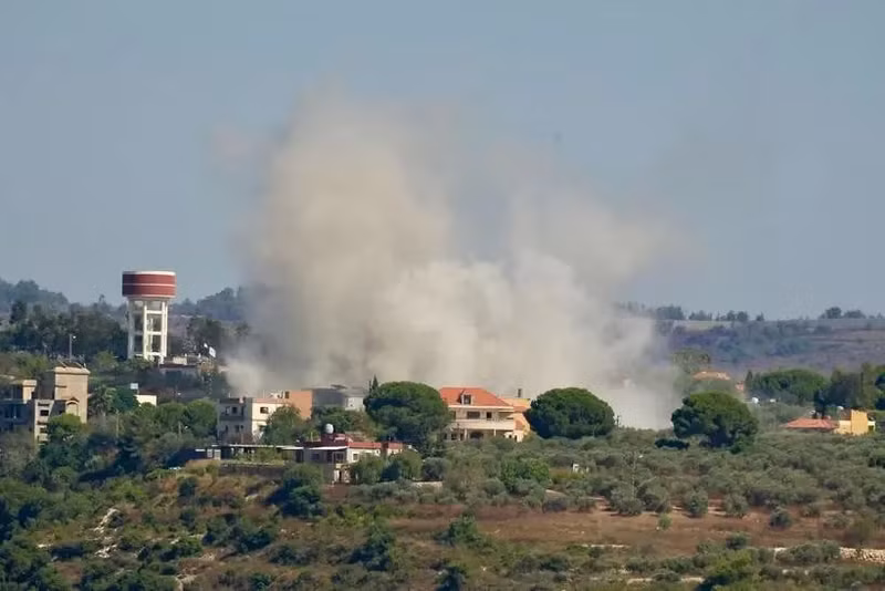 Israel carries out an air attack to Tayr Harfa city, in the south of Lebanon. (Photo: Xinhua/VNA)