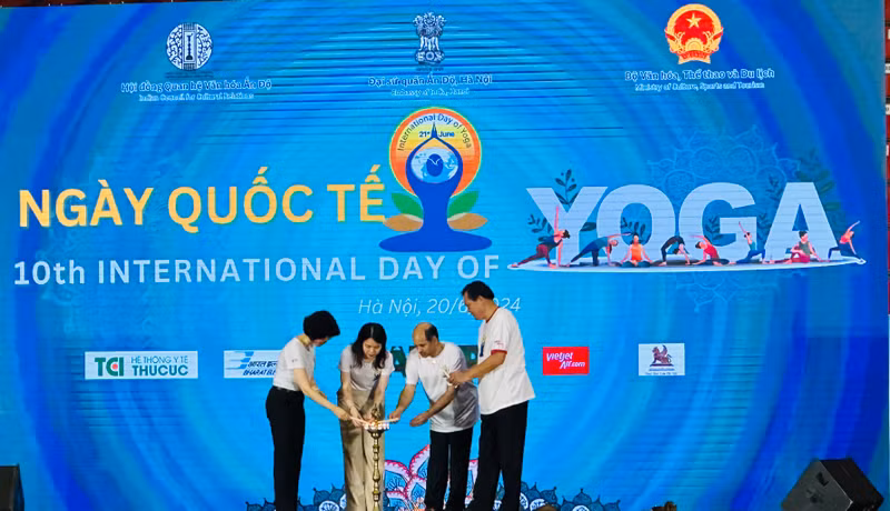 The delegates perform the lamp lighting, a traditional ritual of India. (Photo: KIM LINH)