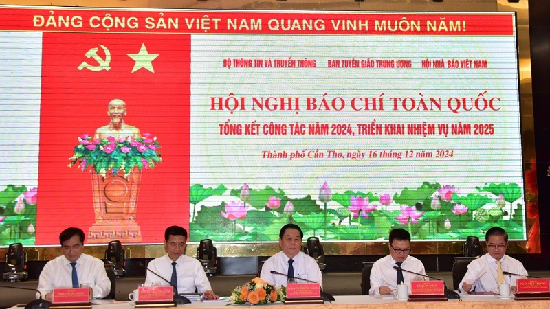 The chairmen of the conference and leaders of Can Tho City.