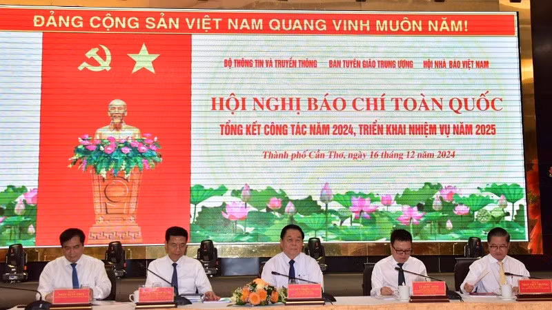 The chairmen of the conference and leaders of Can Tho City.