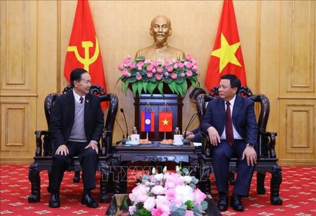HCMA President Nguyen Xuan Thang (R) and Vice President of Lao NA Chaleun Yiapaoher (Photo: VNA)