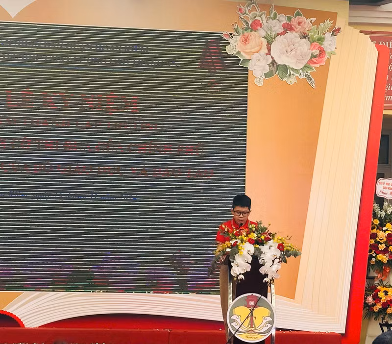 Student Hoang Bao Anh Khoi, representing all students of Trang An High-Quality Primary School, shares his heartfelt feelings at the ceremony.