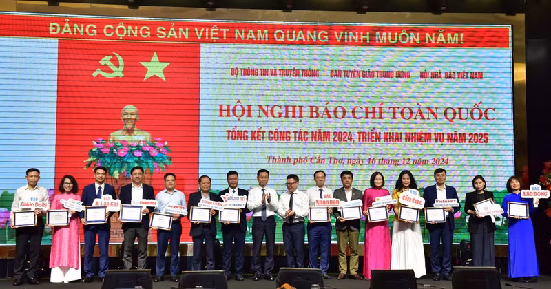 Nhan Dan Newspaper listed among top excellent press agencies in digital transformation in 2024