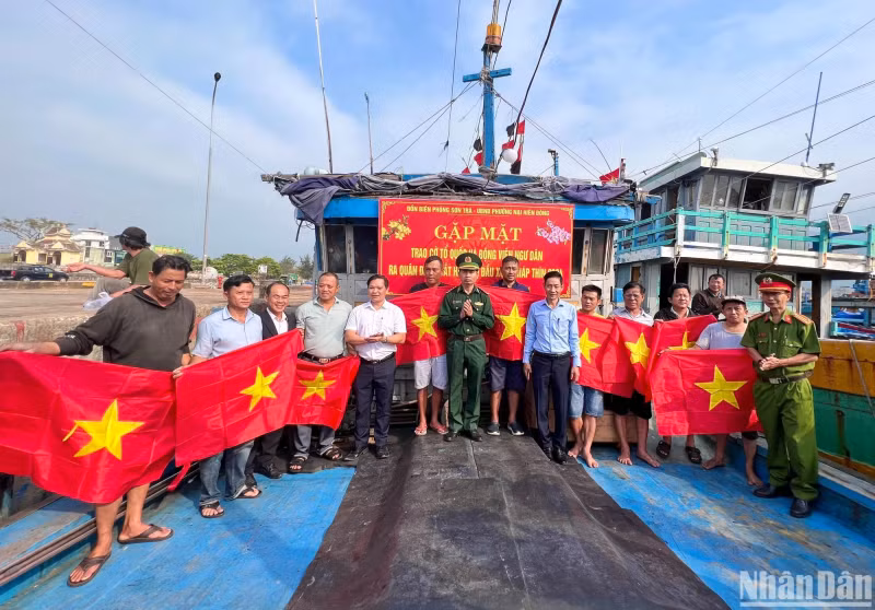 On the morning of February 21, representatives from the Party Committee and People's Committee of Nai Hien Dong Ward and related units met and handed over the National flags and encouraged fishermen to go out to the sea in early 2024.