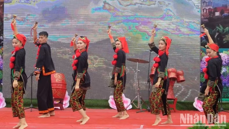 A welcoming dance performance by the Dao people in Mau Son.