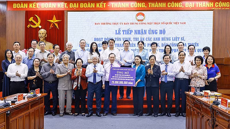 President of the VFFCC Do Van Chien (8th from right, front row) and other delegates at the ceremony.