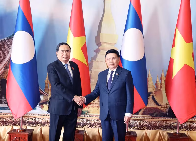 National Assembly Chairman Tran Thanh Man (L) meets his Lao counterpart Saysomphone Phomvihane in Vientiane on October 17. (Photo: VNA) 