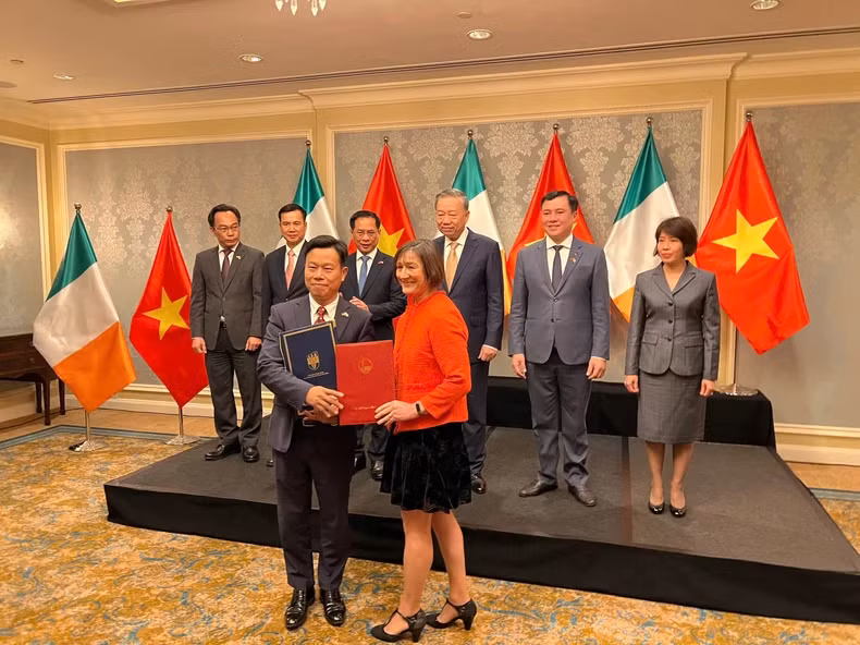 Director of Vietnam National University, Hanoi, Le Quan and Vice-President for Global Engagement at University College Dublin Dolores O'Riordan. (Photo: Xuan Ky)