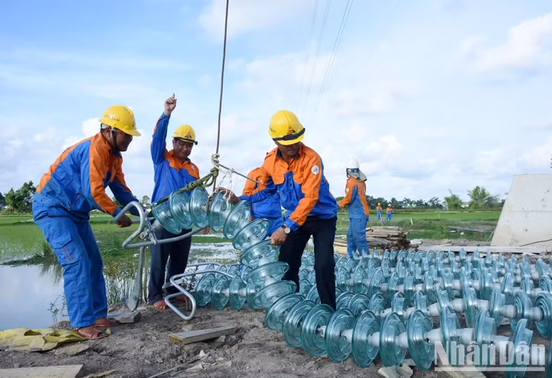 Installation of insulators on the Circuit-3 500kV transmission line from Quang Trach to Pho Noi in Thanh Hoa Province. (Photo: Tran Hai)
