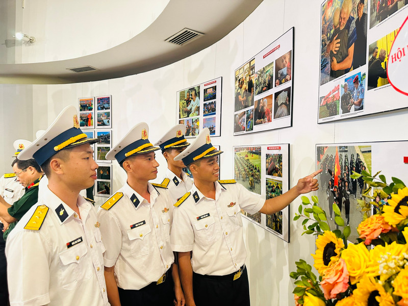 Young soldiers view the photos at the exhibition. 