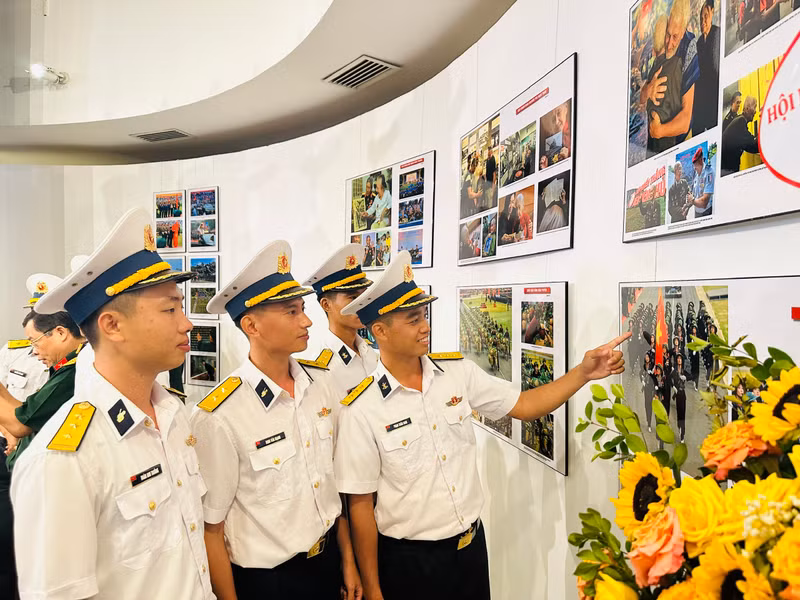 Young soldiers view the photos at the exhibition. 