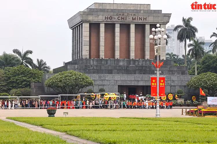 Around 32,000 people visit Ho Chi Minh Mausoleum on President's 134th birthday. (Photo: VNA) 