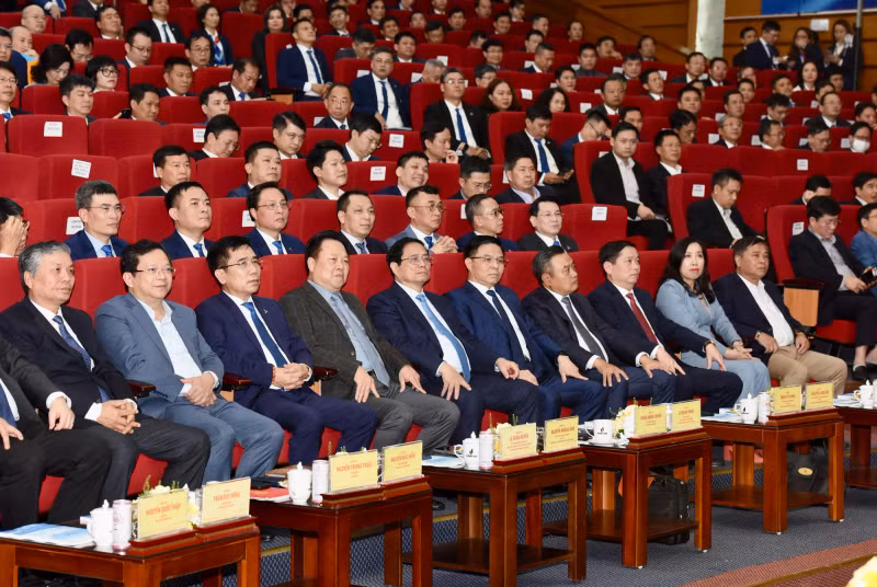 Prime Minister Pham Minh Chinh has assigned relevant ministries and agencies to remove any existing obstacles as soon as possible, thus providing unwavering support for Petrovietnam to further develop and ensure national energy security. (Photo: NDO)