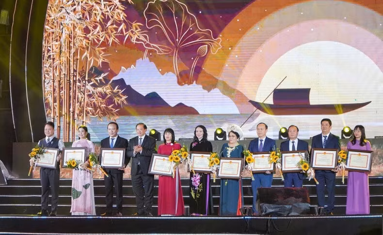 On this occasion, the Ministry of Culture, Sports, and Tourism presents certificates of merit to groups and individuals who have excelled in preserving and promoting Vi-Giam folk singing during the 2014–2024 period.