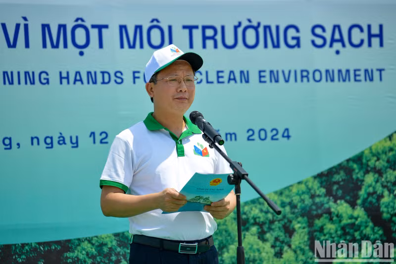 Chairman of Quang Ninh Provincial People’s Committee Cao Tuong Huy speaks at the event.