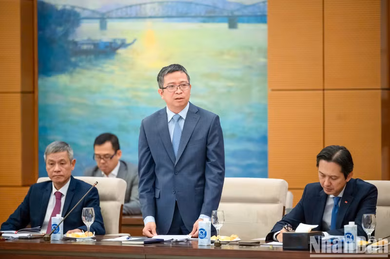 Vietnamese Ambassador to China Pham Thanh Binh speaks at the meeting.