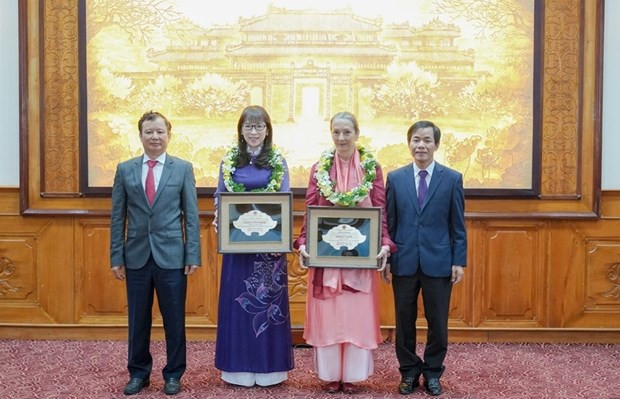 Andrea Teufel (second from right) and Kazuyo Watanabe (third from right) receive the honorary citizenship title of Thua Thien - Hue province. (Photo:baothuathienhue.vn) 