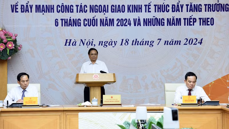 PM Pham Minh Chinh speaks at the meeting on economic diplomacy promotion on July 18. (Photo: NDO)