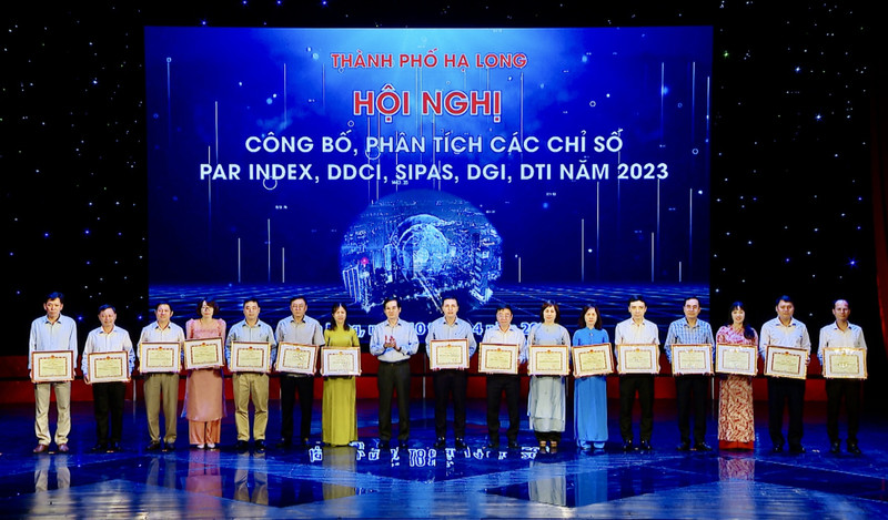 Leaders of Ha Long City present commendation certificates to outstanding collectives for their achievements in advising and coordinating efforts to improve the city’s indicators in 2023.