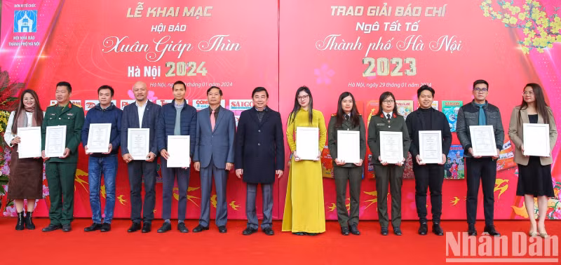 The press festival is an opportunity for the Hanoi Journalists’ Association to honour the collectives and individuals who won the Ngo Tat To Press Awards 2023. The press festival is an opportunity for the Hanoi Journalists’ Association to honour the collectives and individuals who won the Ngo Tat To Press Awards 2023.