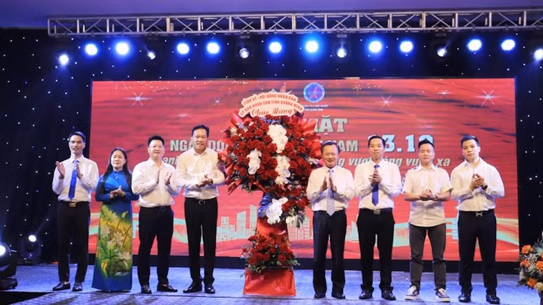 Leaders of Quang Ninh Province congratulate the Quang Ninh Young Entrepreneurs’s Association and the Investment and Startup Club.