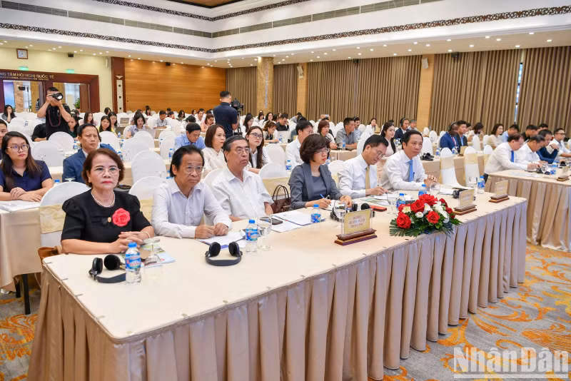 The delegates at the press conference.