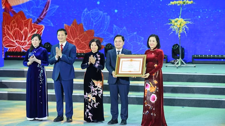 NA Vice Chairwoman Nguyen Thi Thanh presents the Prime Minister’s Certificate of Merit to the Party Committee, authorities and people of Bac Ninh Province for their outstanding contributions to the preservation and promotion of Quan Ho folk singing.