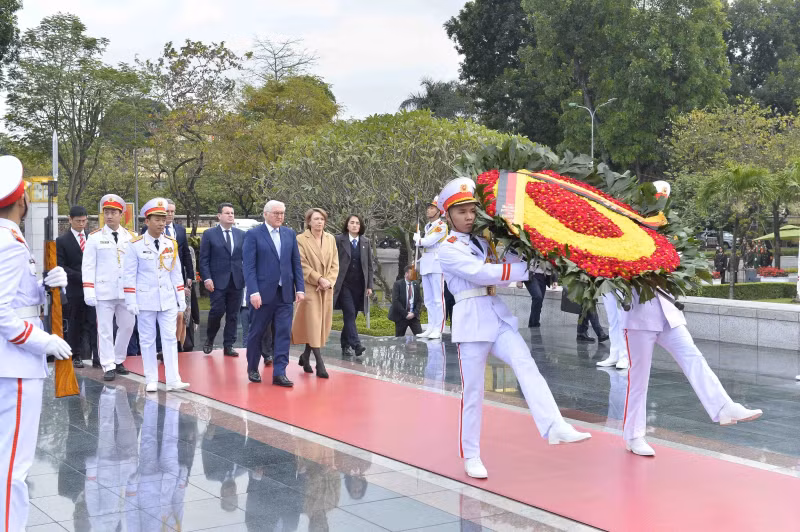 President Steinmeier and his spouse lay a wreath at the Monument to Martyrs (Photo: VNA)