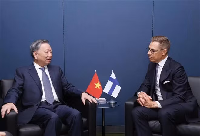 Party General Secretary and State President To Lam (L) and Finnish President Alexander Stubb. (Photo: VNA)