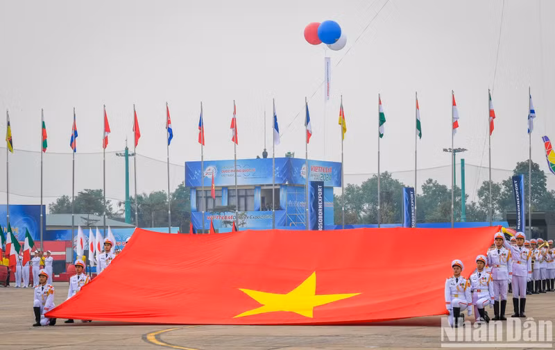 Immediately following the artistic display, the flag-raising ceremony takes place in a solemn and respectful atmosphere, setting a dignified tone for the event.
