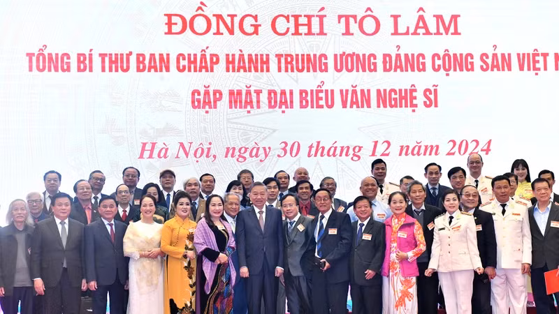 Party General Secretary To Lam poses for a photo with representatives of artists and writers from across the country in Hanoi on December 30. (Photo: NDO) 