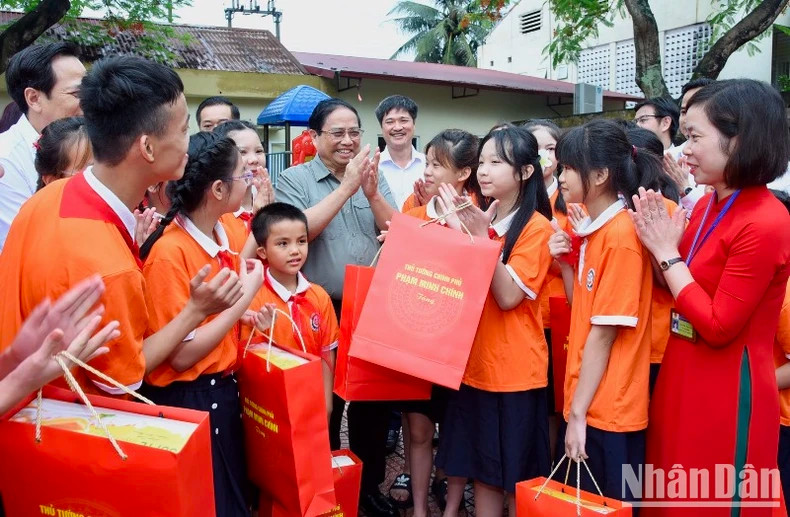 PM Pham Minh Chinh and children at the Hanoi nursing centre for children with disabilities on May 31. (Photo: NDO)