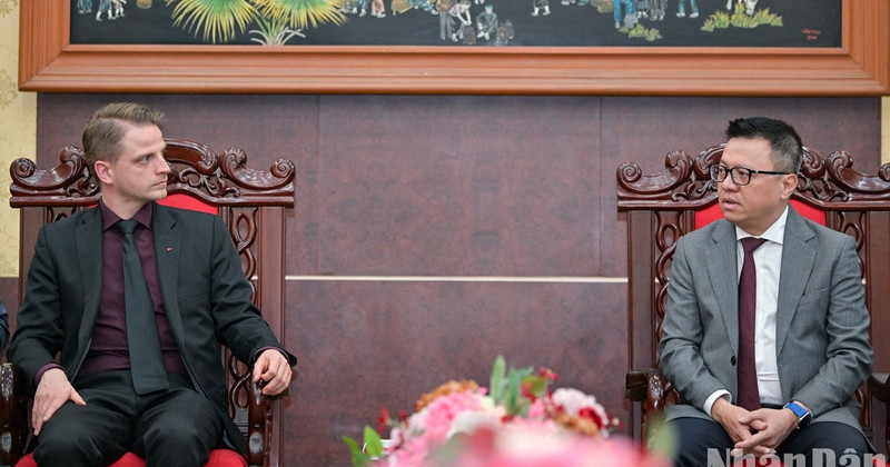 Editor-in-chief of Nhan Dan Newspaper Le Quoc Minh receives the delegation of the left-wing party Die Linke of Germany, led by Deputy Chairperson Maximilian Schirmer. (Photo: THE DAI)