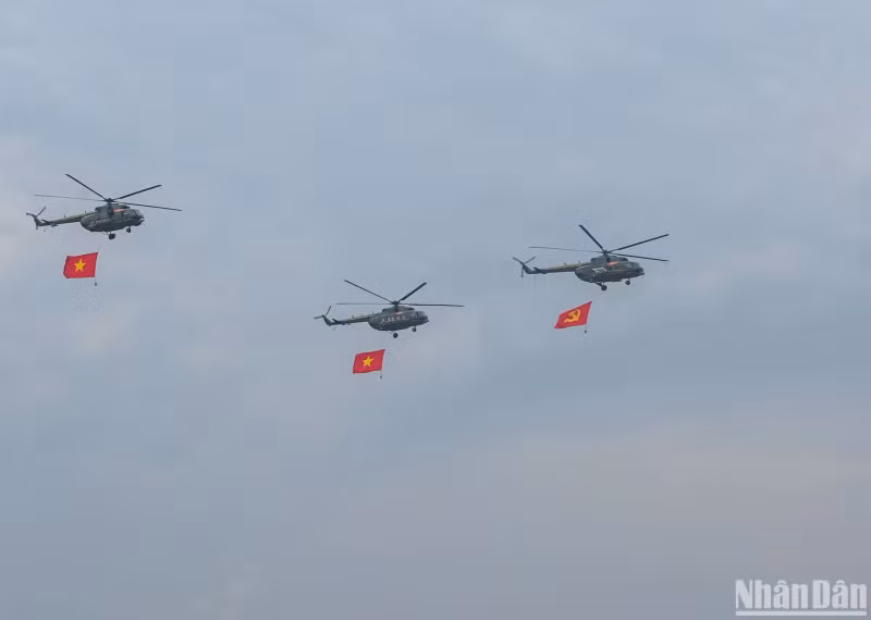 The parade began with helicopter squadrons of the Air Force and Air Defence under the Vietnam People's Army, carrying the Party flag and the national flag, which symbolise the ideals, beliefs, bravery, wisdom, and strength of the great national unity under the leadership of the Communist Party of Vietnam and President Ho Chi Minh towards creating the Dien Bien Phu Victory. The parade began with helicopter squadrons of the Air Force and Air Defence under the Vietnam People's Army, carrying the Party flag and the national flag, which symbolise the ideals, beliefs, bravery, wisdom, and strength of the great national unity under the leadership of the Communist Party of Vietnam and President Ho Chi Minh towards creating the Dien Bien Phu Victory.